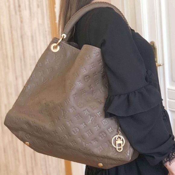 ✨ LIKE NEW ✨artsy HOBO Louis Vuitton bag